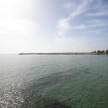 Palmove Luxurious Beachfront Apt Ларнака Екстер'єр фото