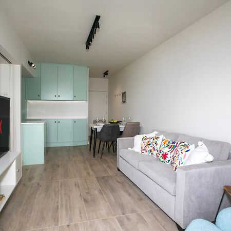 Palmove Luxurious Beachfront Apt Ларнака Екстер'єр фото