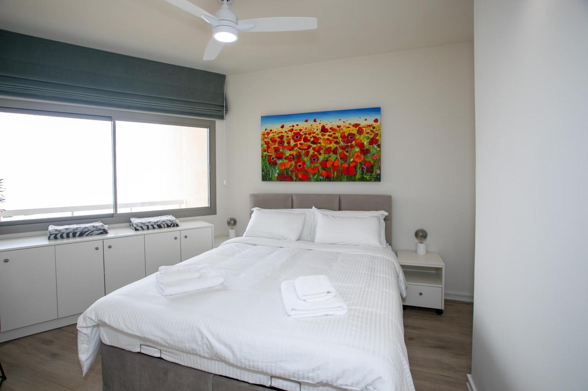 Palmove Luxurious Beachfront Apt Ларнака Екстер'єр фото