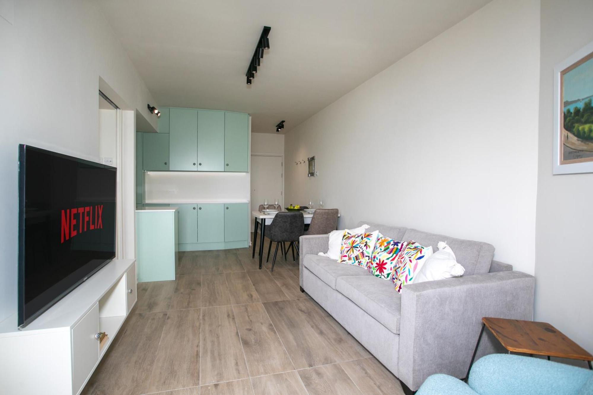 Palmove Luxurious Beachfront Apt Ларнака Екстер'єр фото