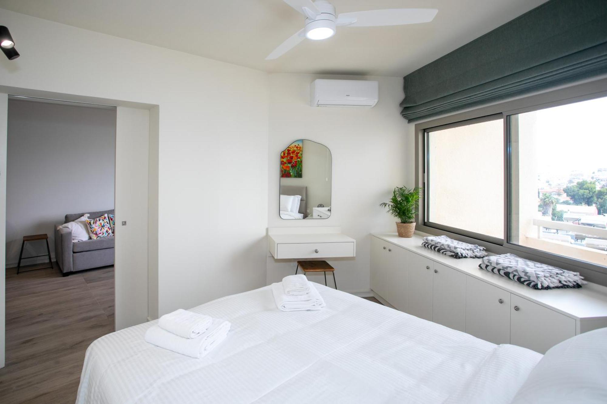 Palmove Luxurious Beachfront Apt Ларнака Екстер'єр фото
