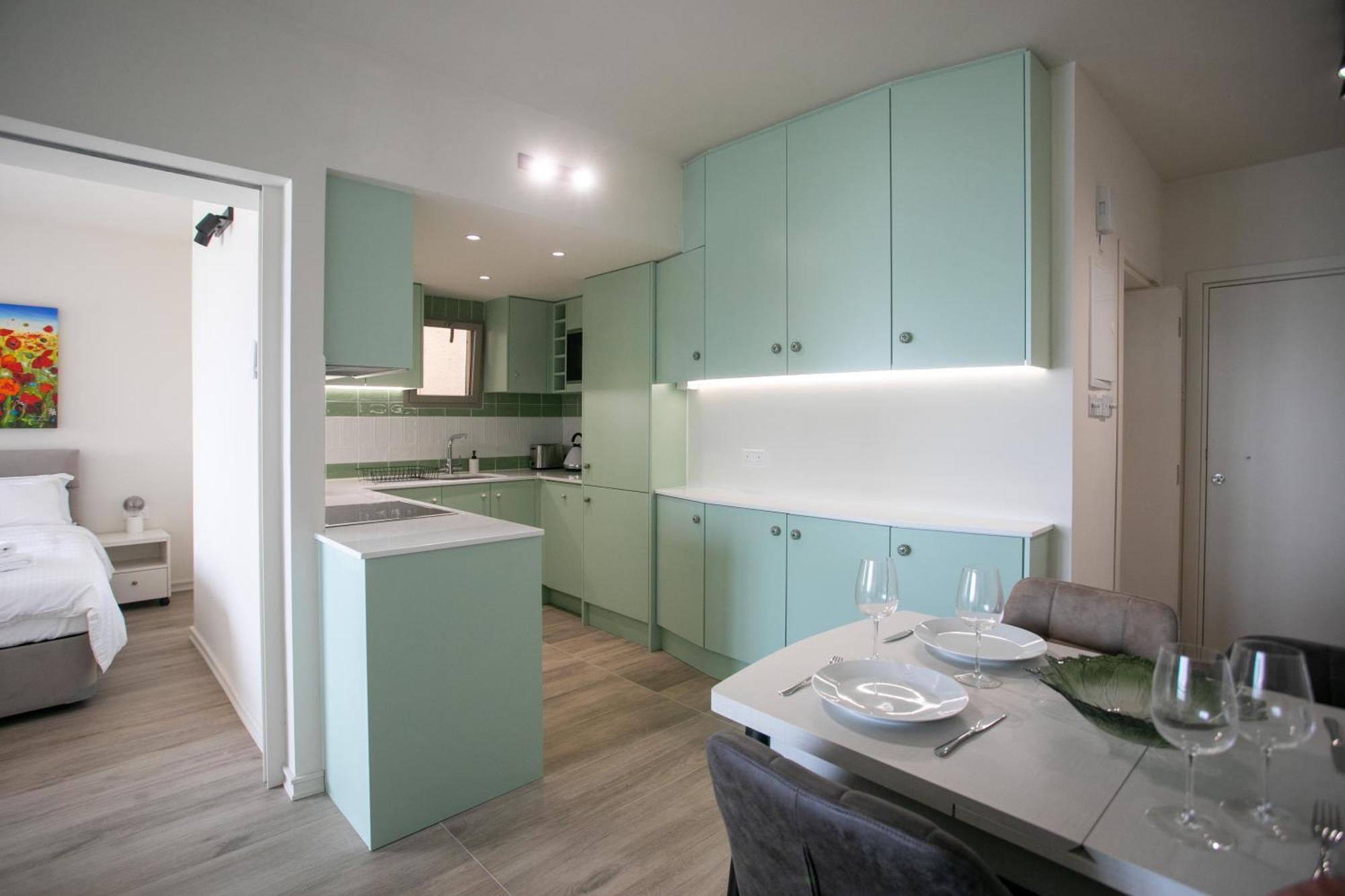 Palmove Luxurious Beachfront Apt Ларнака Екстер'єр фото