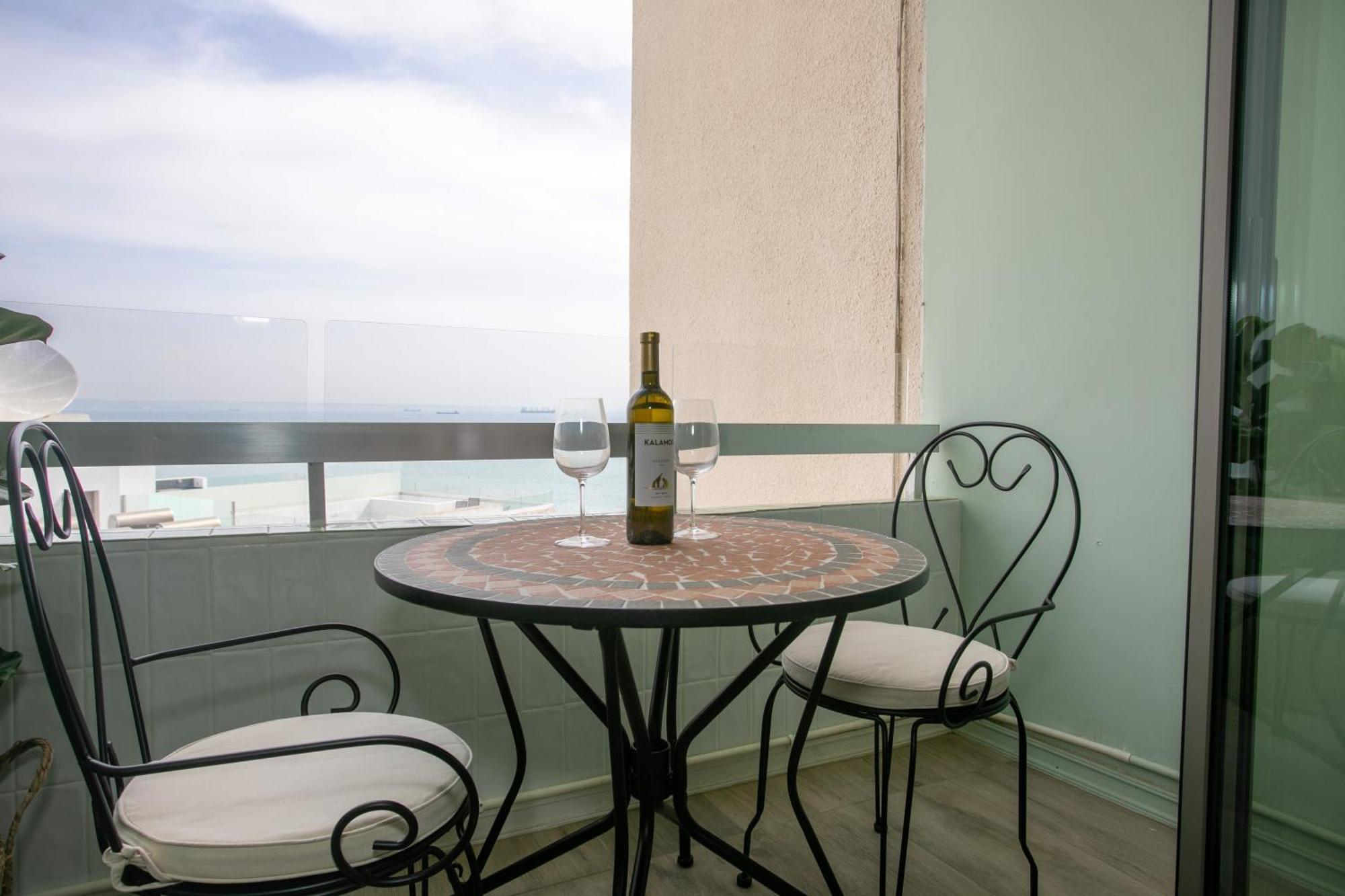 Palmove Luxurious Beachfront Apt Ларнака Екстер'єр фото