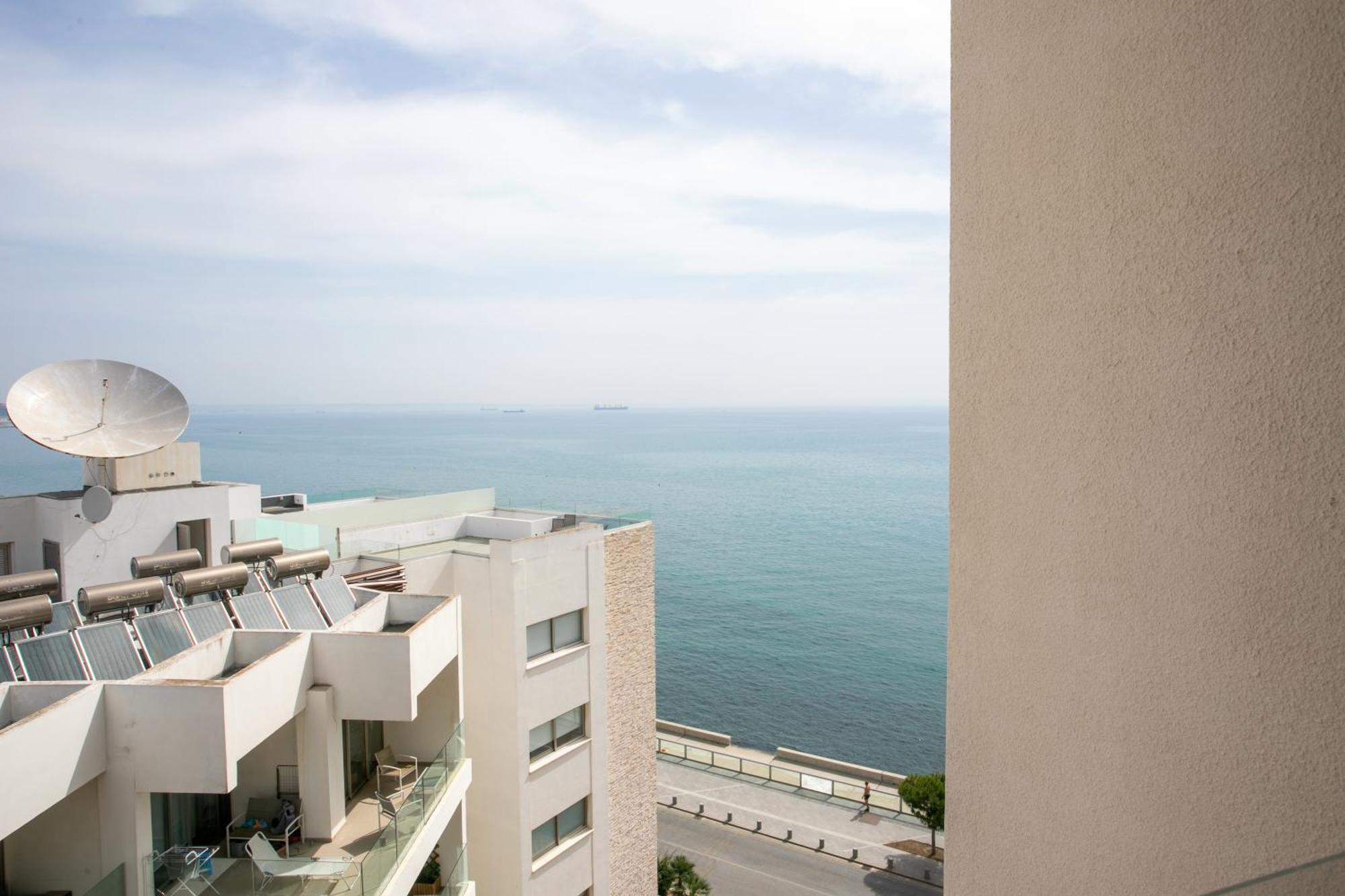 Palmove Luxurious Beachfront Apt Ларнака Екстер'єр фото