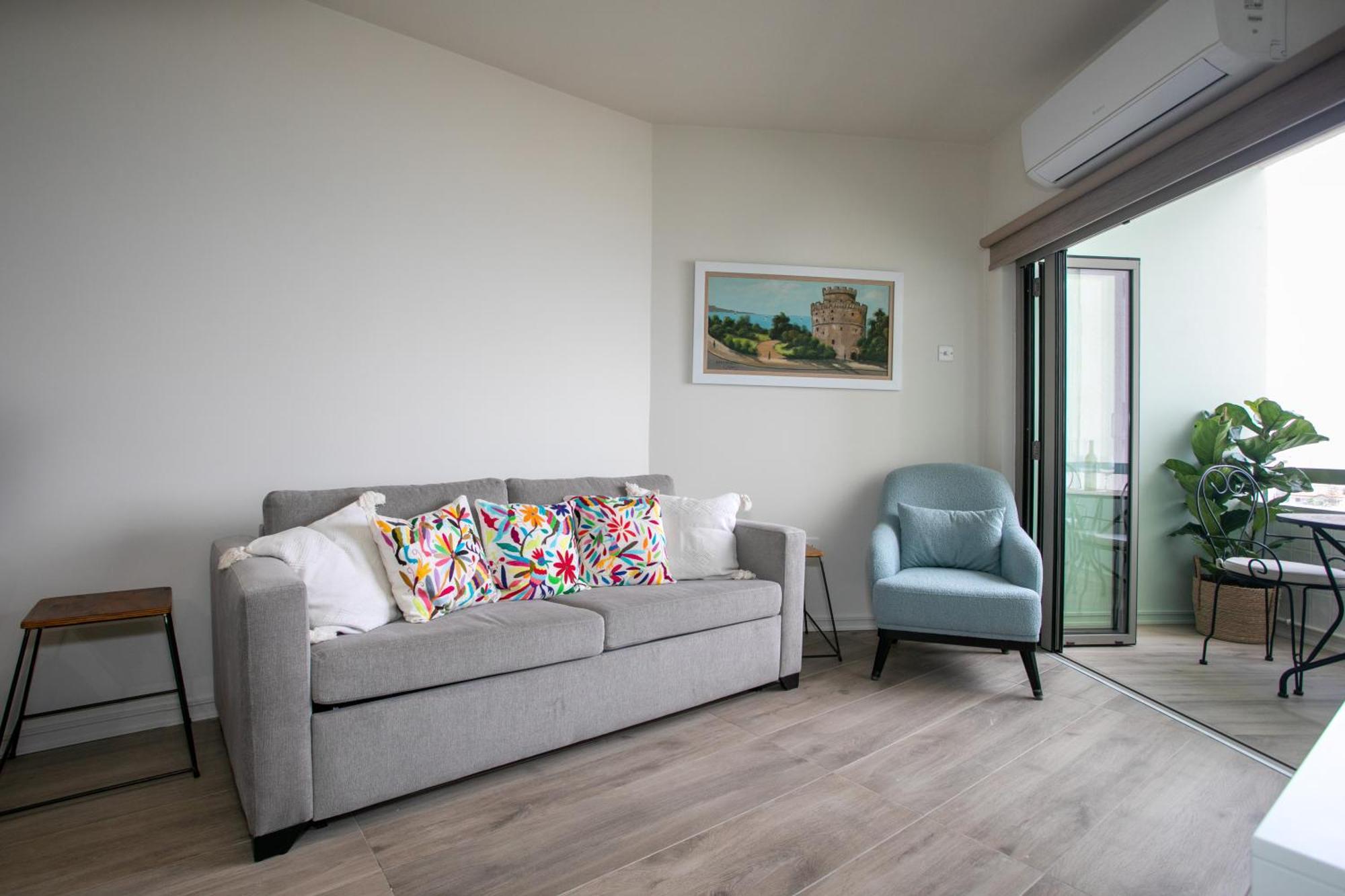 Palmove Luxurious Beachfront Apt Ларнака Екстер'єр фото
