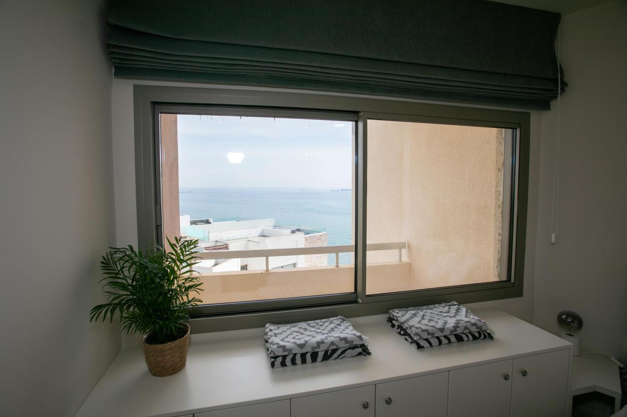 Palmove Luxurious Beachfront Apt Ларнака Екстер'єр фото