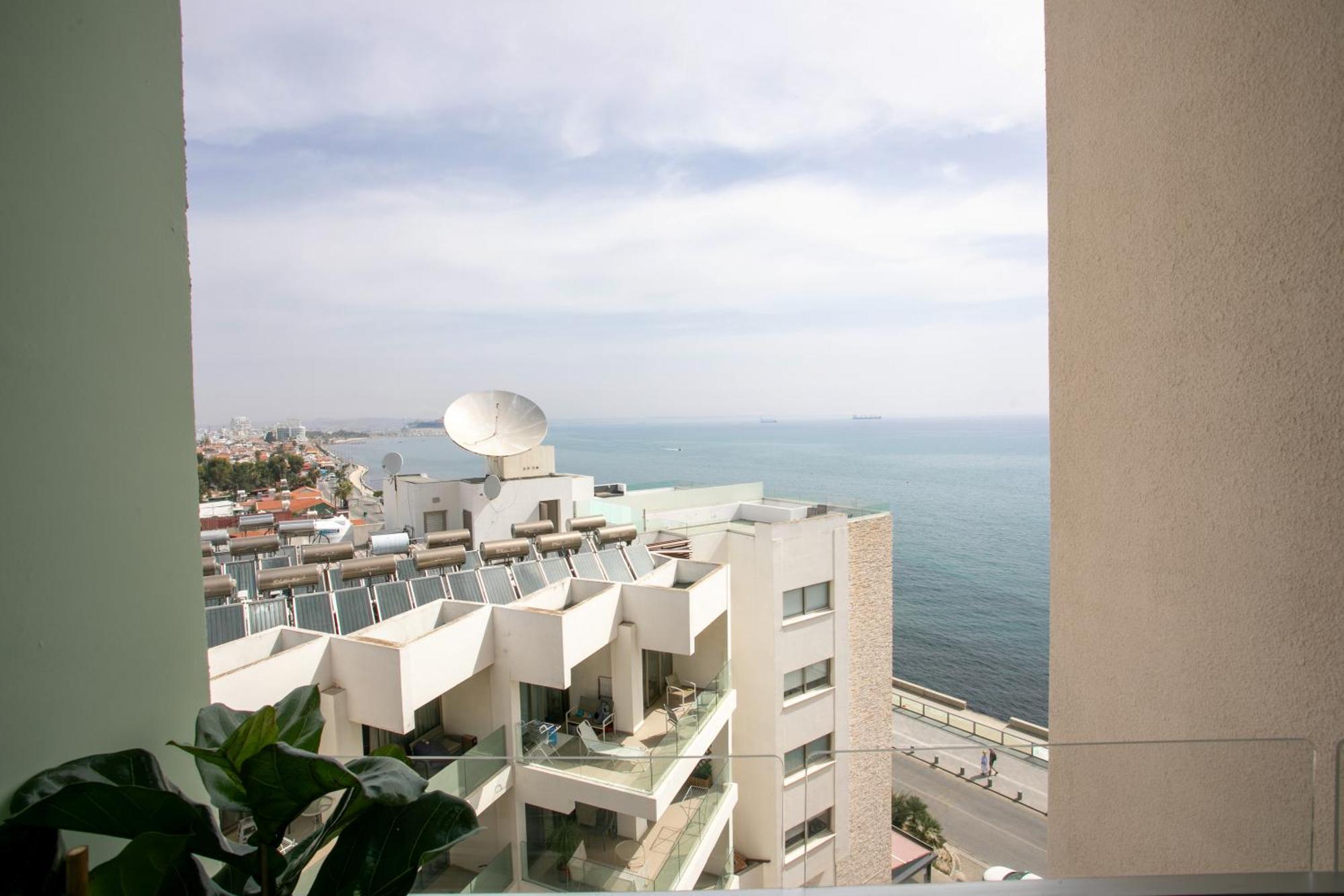 Palmove Luxurious Beachfront Apt Ларнака Екстер'єр фото