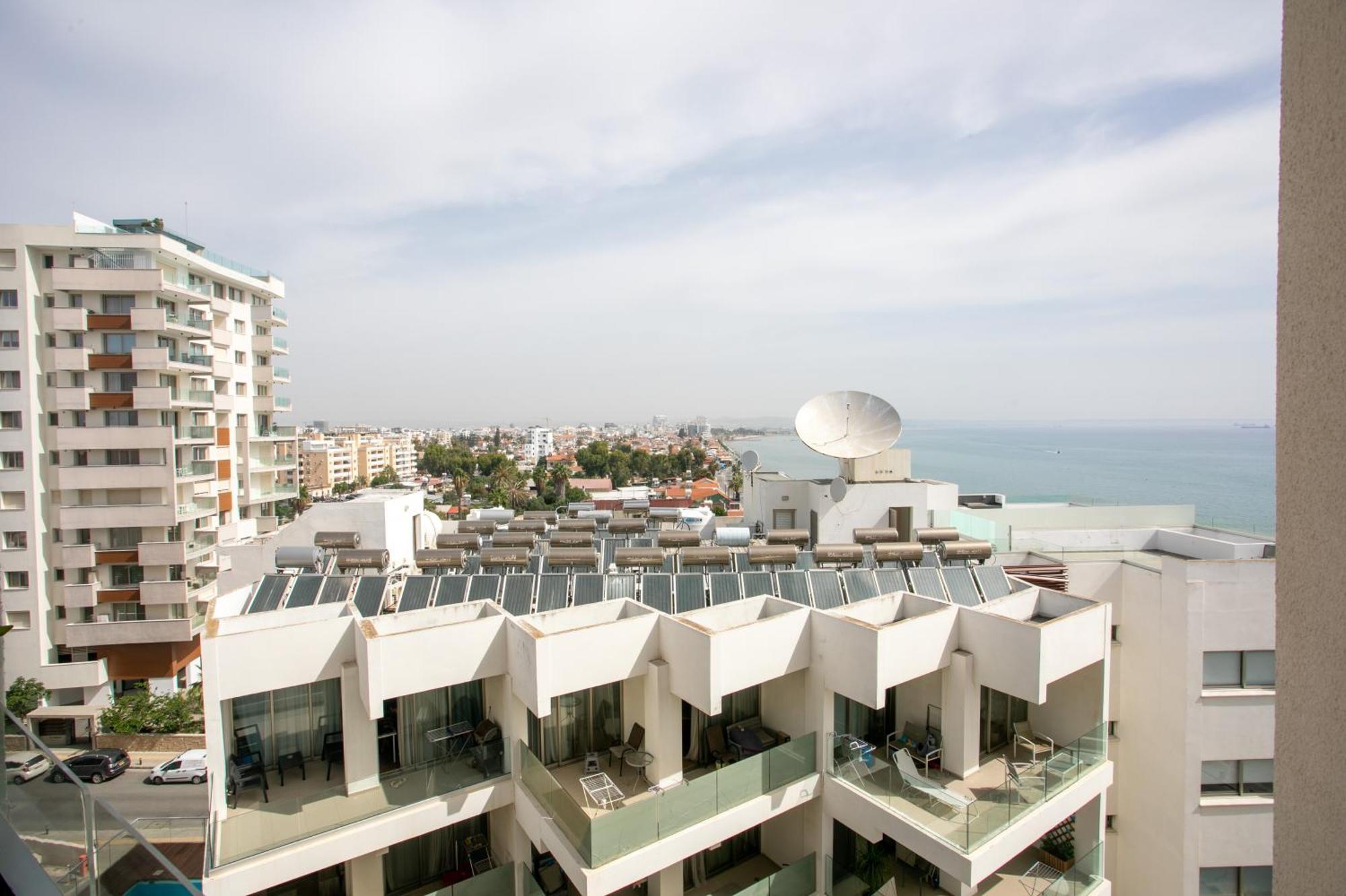 Palmove Luxurious Beachfront Apt Ларнака Екстер'єр фото