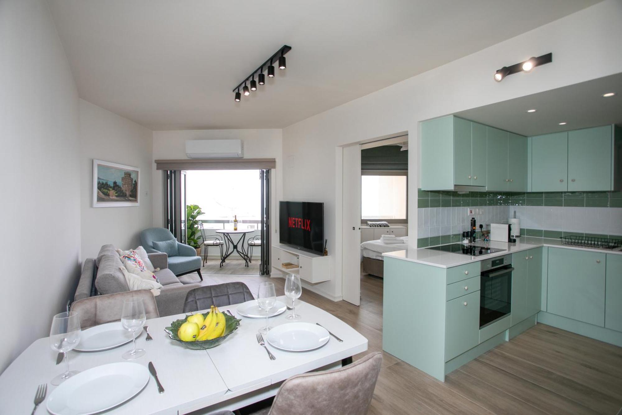 Palmove Luxurious Beachfront Apt Ларнака Екстер'єр фото