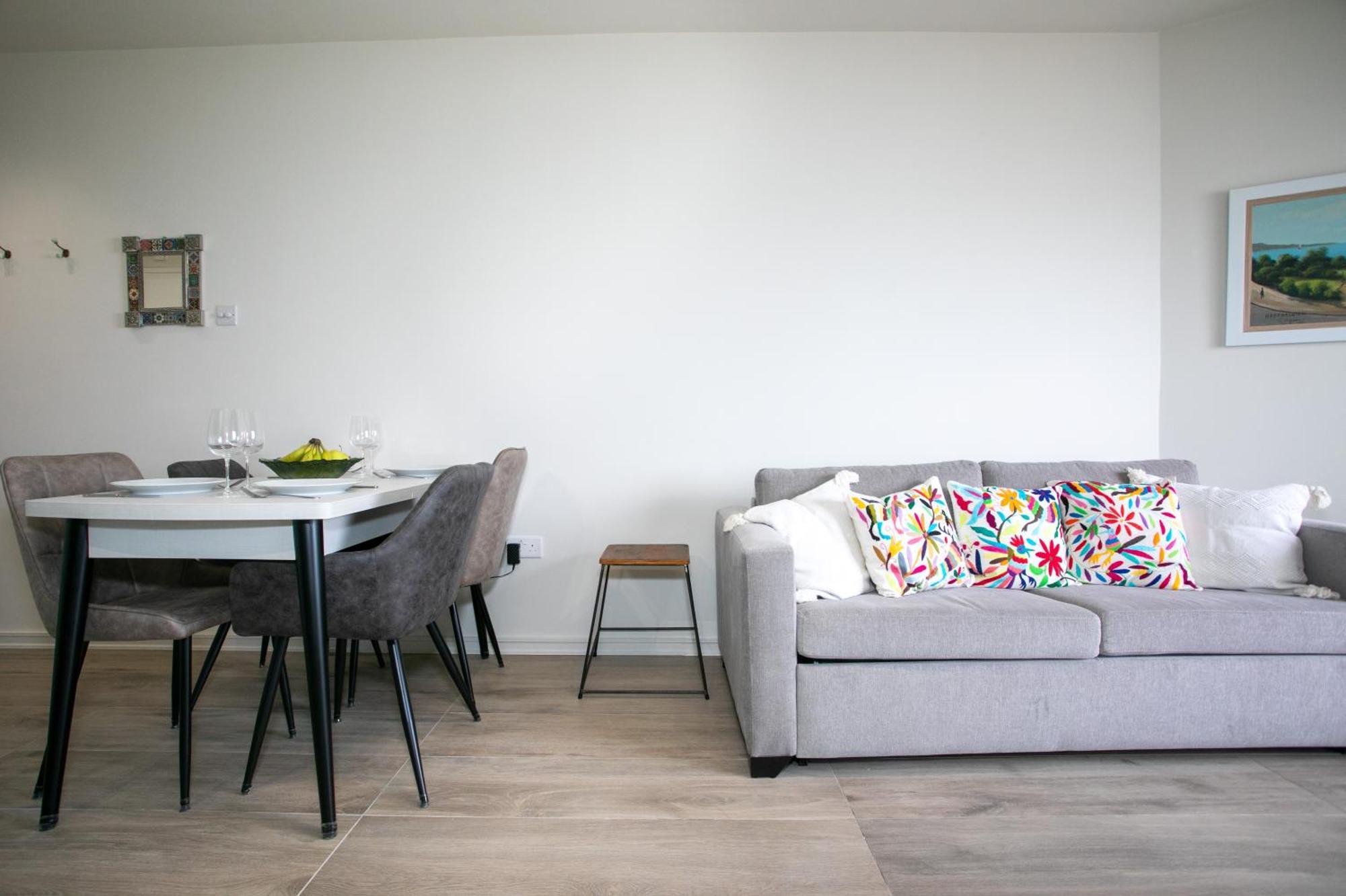 Palmove Luxurious Beachfront Apt Ларнака Екстер'єр фото
