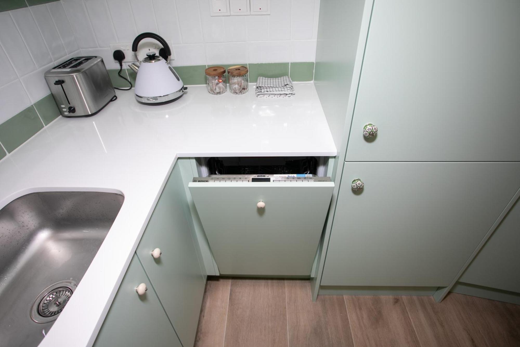 Palmove Luxurious Beachfront Apt Ларнака Екстер'єр фото