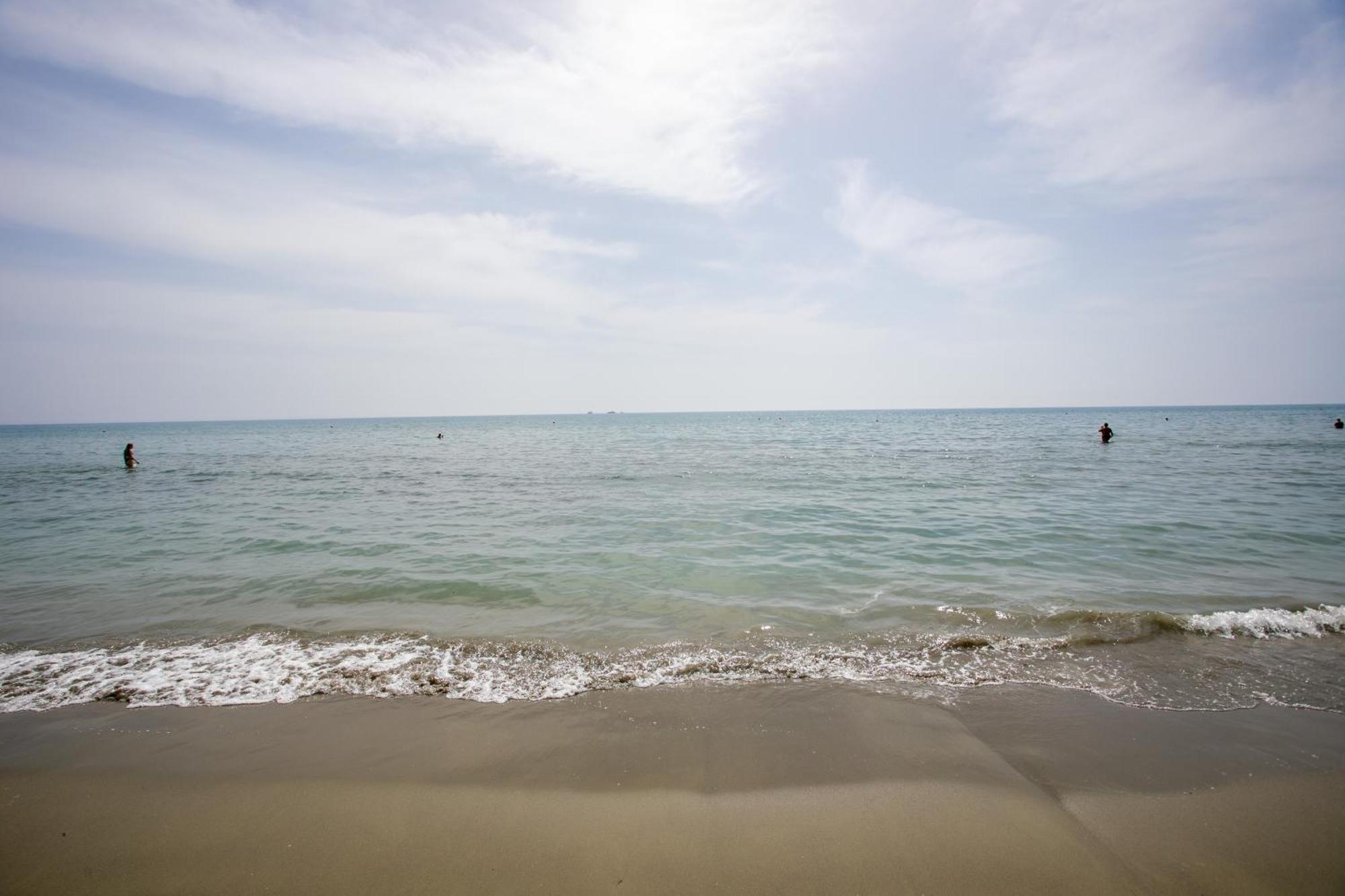 Palmove Luxurious Beachfront Apt Ларнака Екстер'єр фото