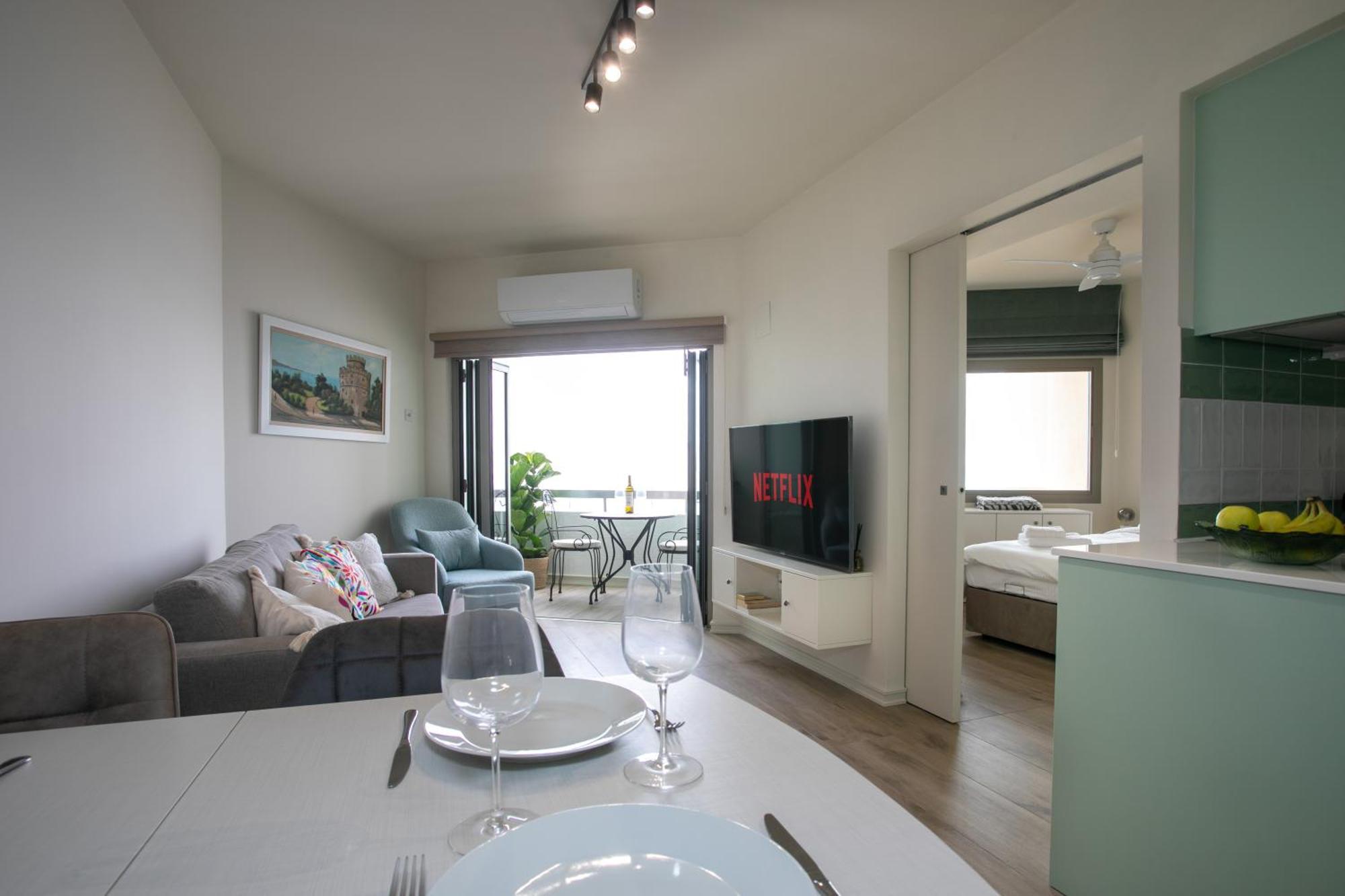 Palmove Luxurious Beachfront Apt Ларнака Екстер'єр фото