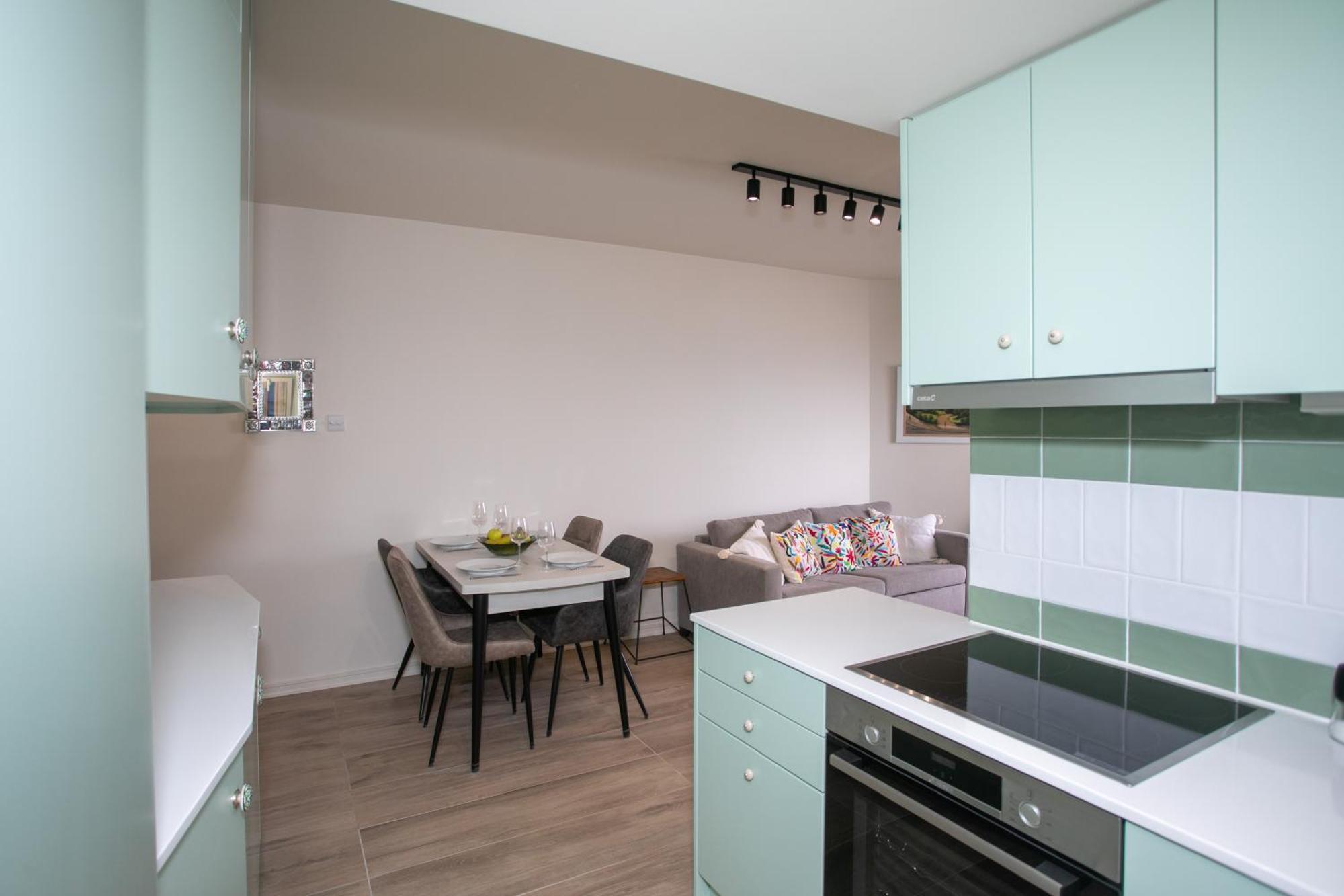 Palmove Luxurious Beachfront Apt Ларнака Екстер'єр фото