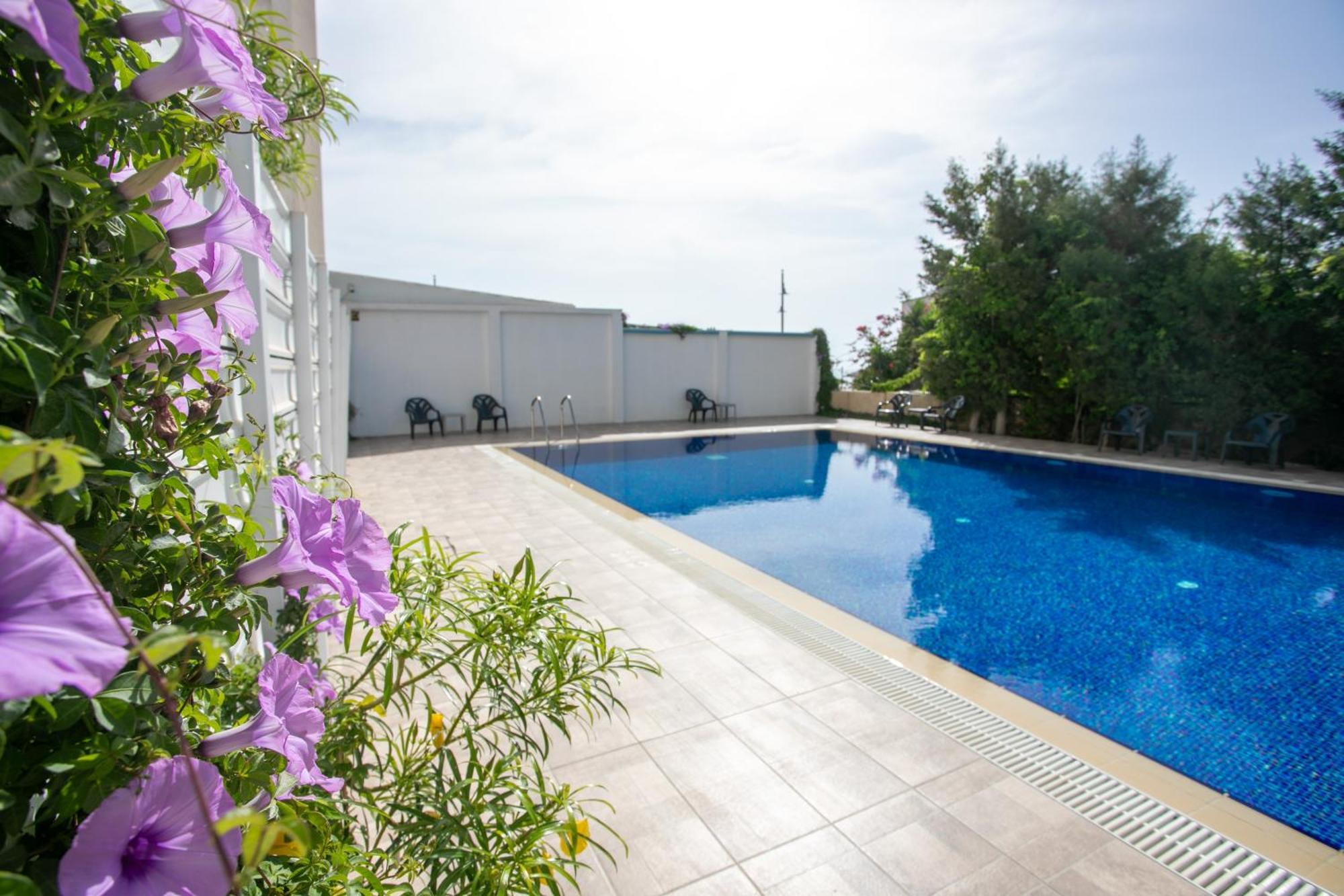 Palmove Luxurious Beachfront Apt Ларнака Екстер'єр фото