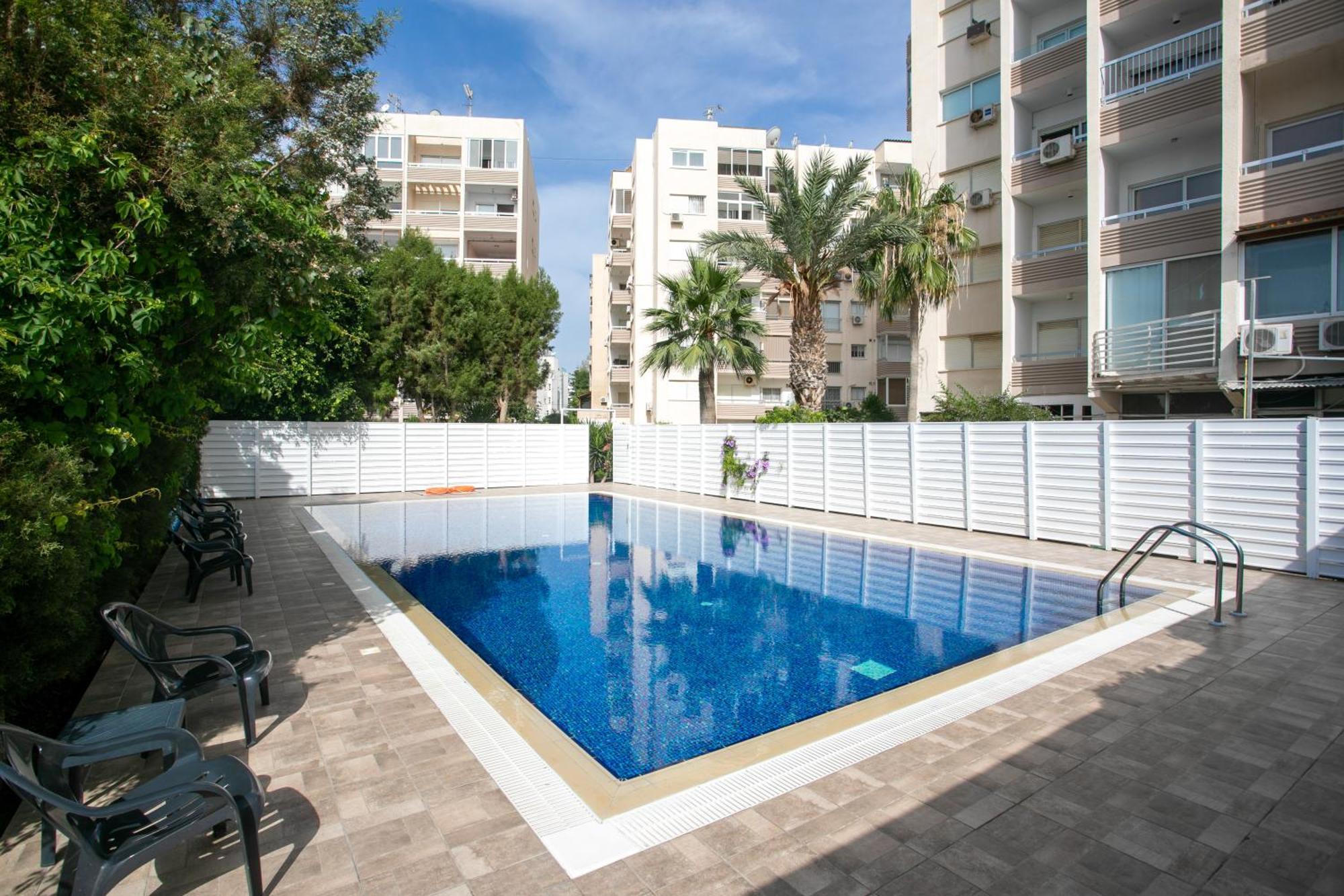 Palmove Luxurious Beachfront Apt Ларнака Екстер'єр фото