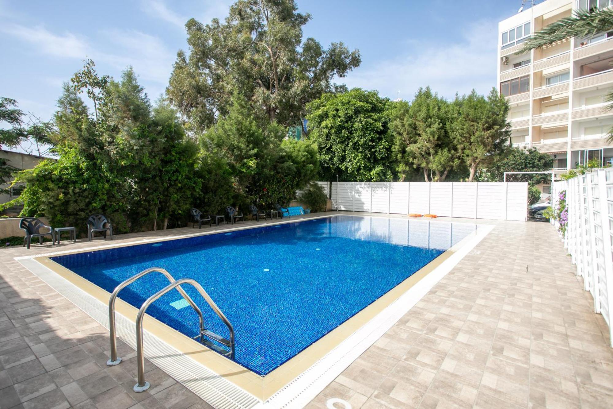 Palmove Luxurious Beachfront Apt Ларнака Екстер'єр фото