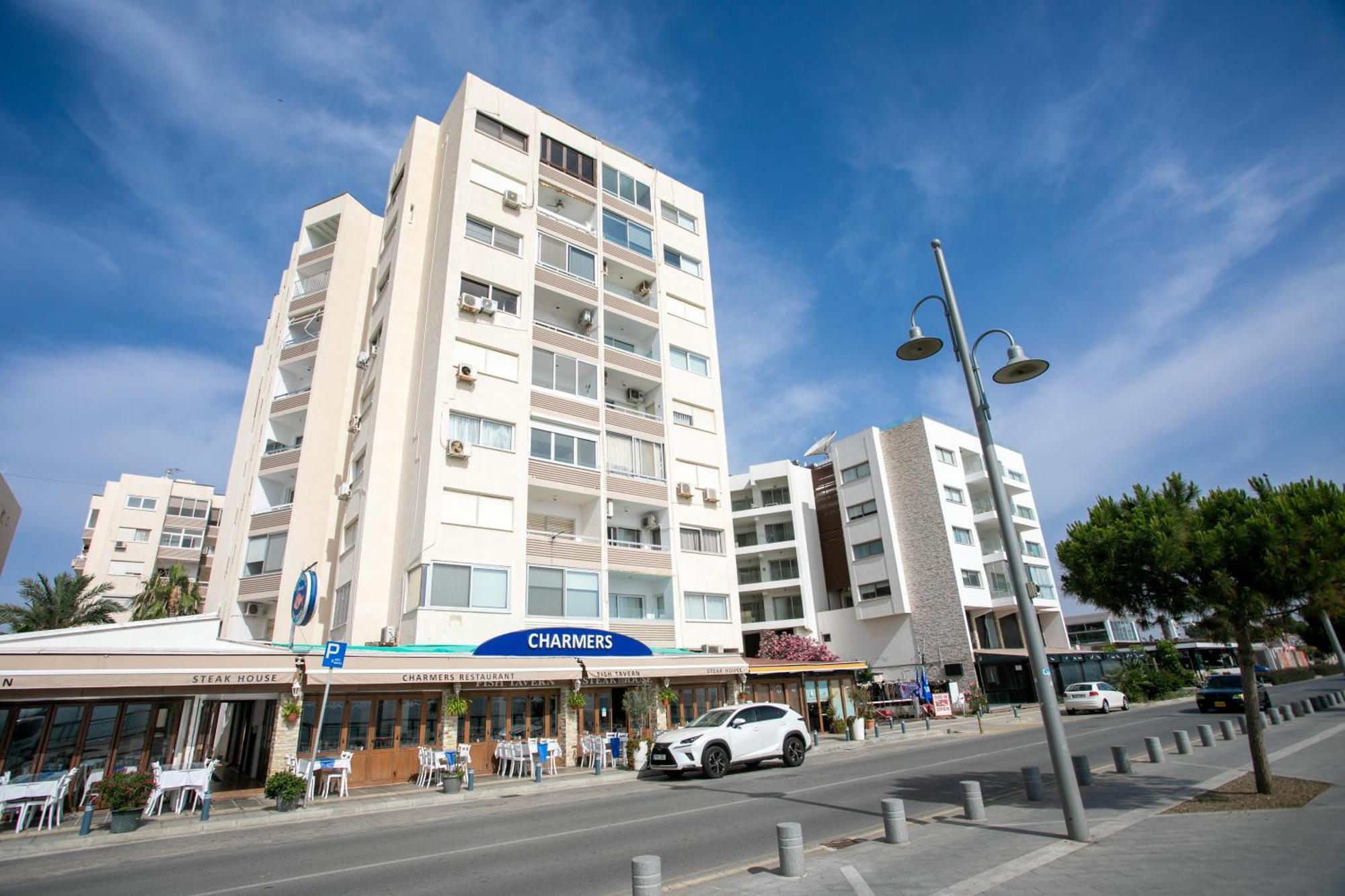 Palmove Luxurious Beachfront Apt Ларнака Екстер'єр фото