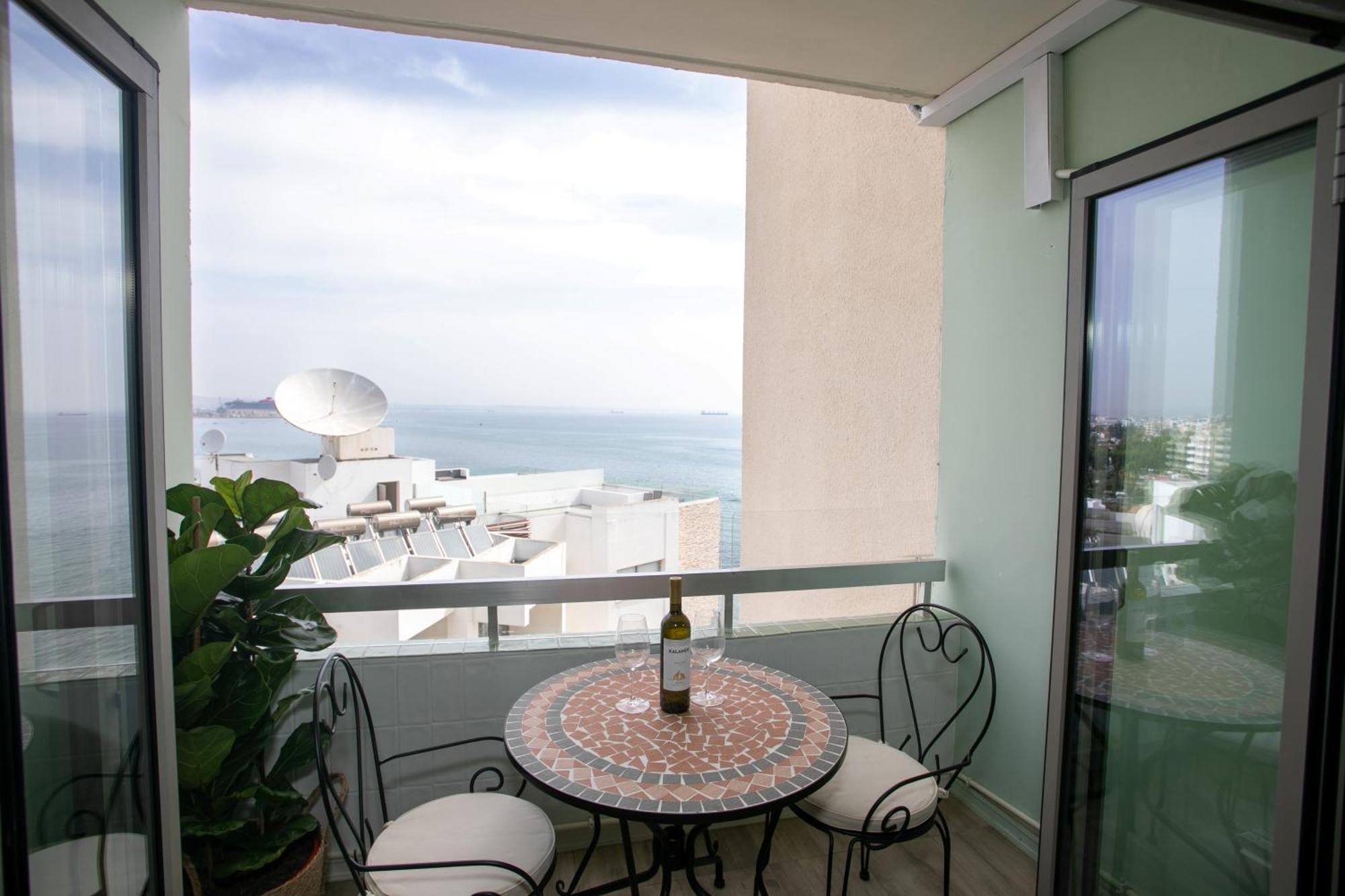 Palmove Luxurious Beachfront Apt Ларнака Екстер'єр фото