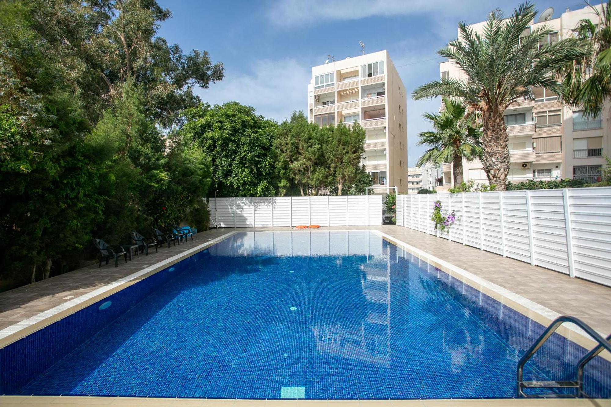 Palmove Luxurious Beachfront Apt Ларнака Екстер'єр фото