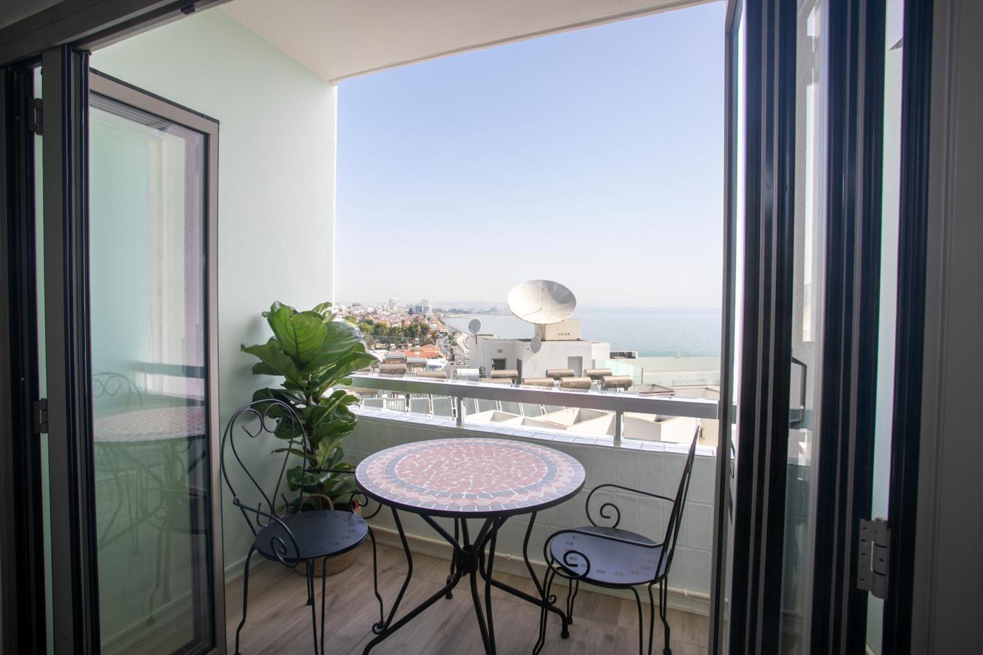 Palmove Luxurious Beachfront Apt Ларнака Екстер'єр фото