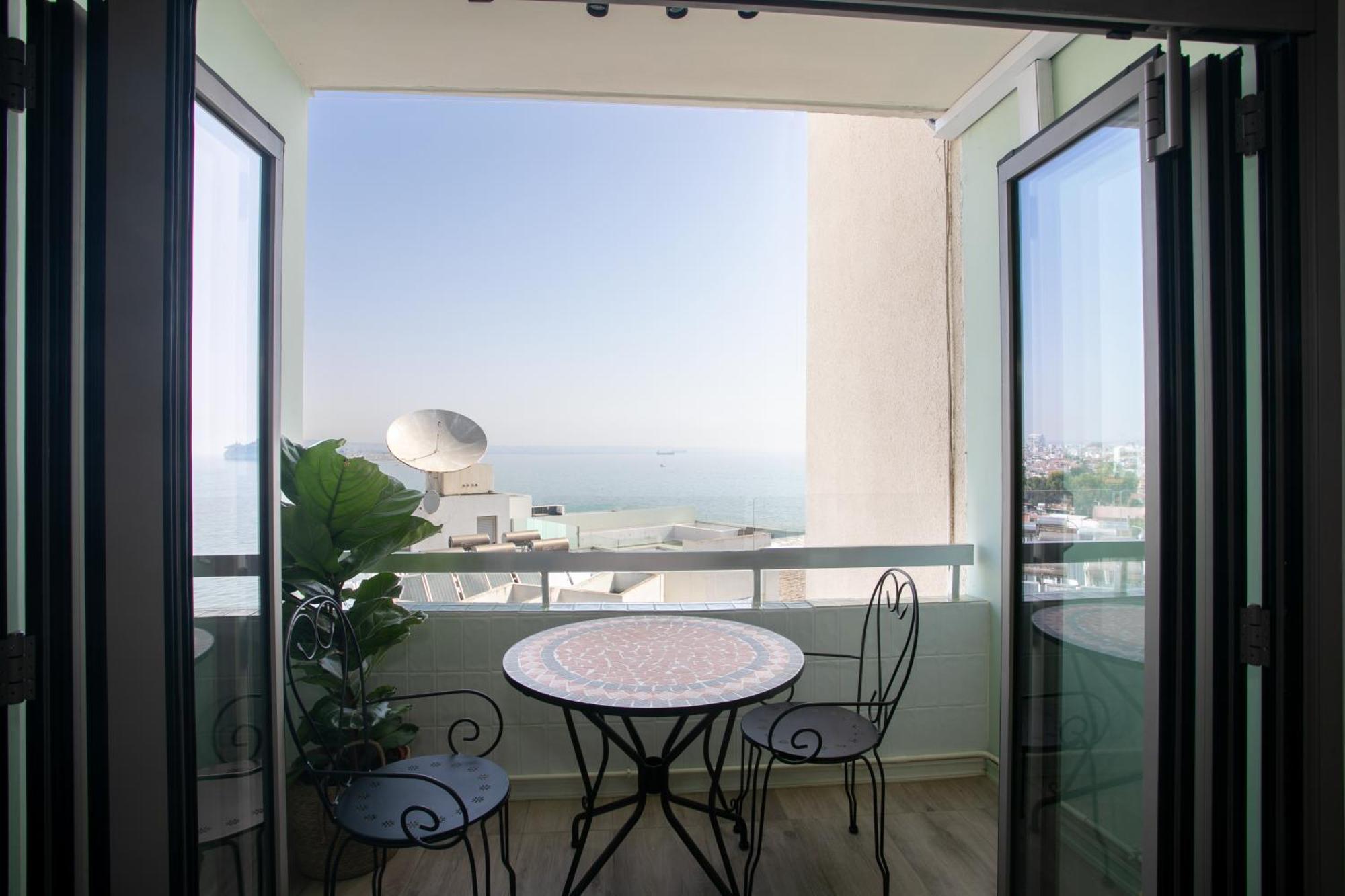 Palmove Luxurious Beachfront Apt Ларнака Екстер'єр фото