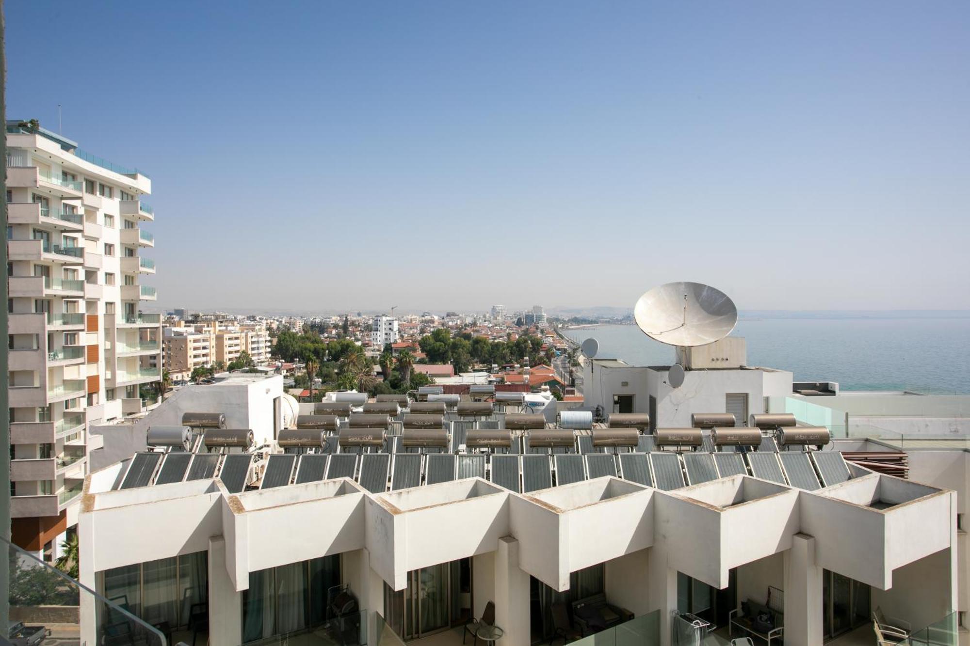 Palmove Luxurious Beachfront Apt Ларнака Екстер'єр фото
