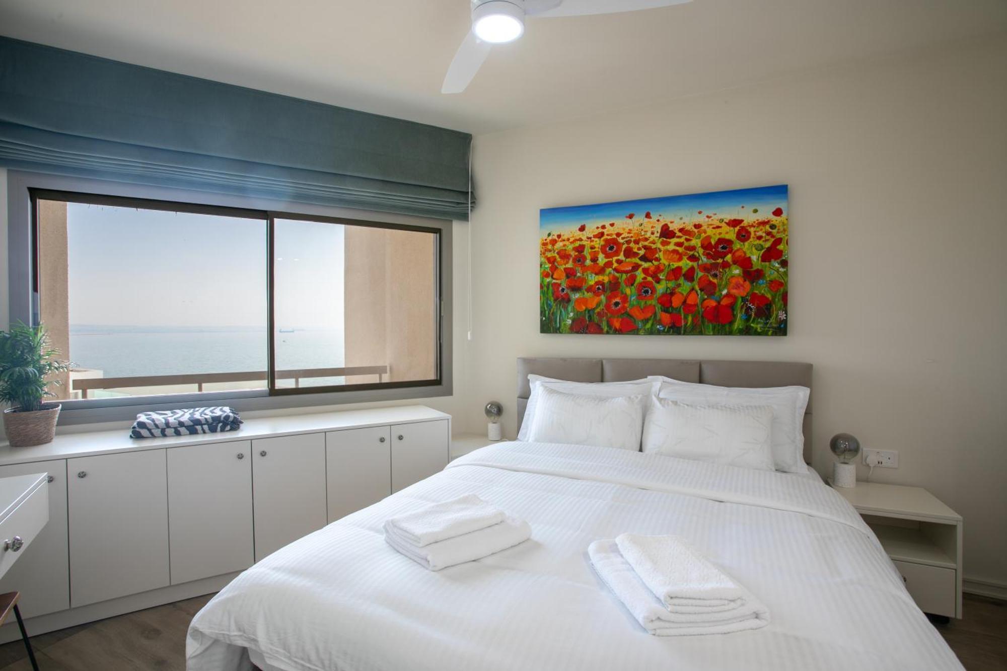 Palmove Luxurious Beachfront Apt Ларнака Екстер'єр фото