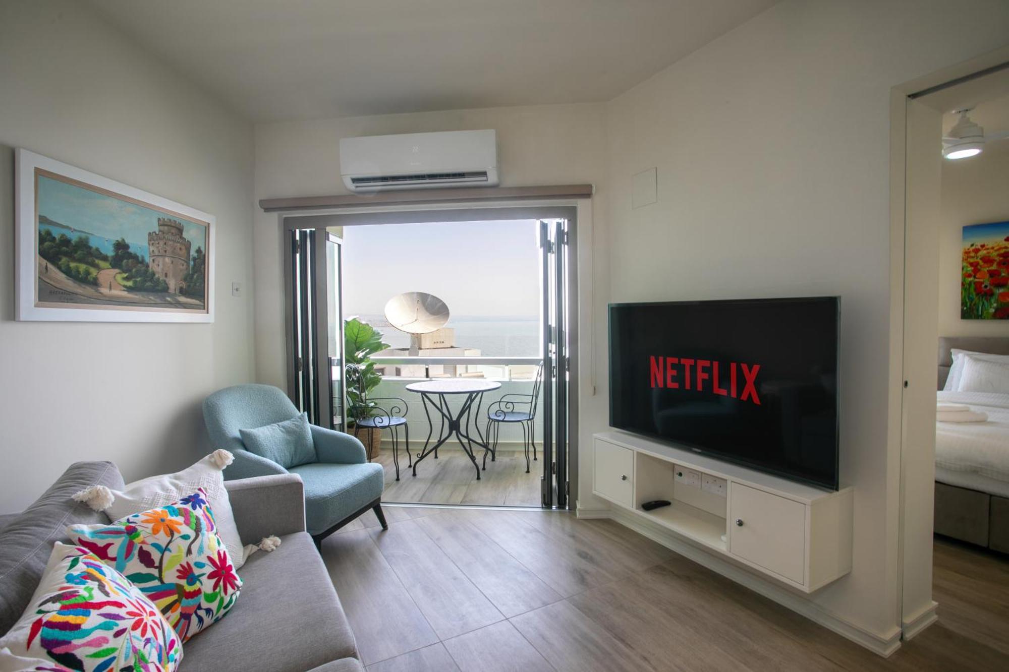 Palmove Luxurious Beachfront Apt Ларнака Екстер'єр фото